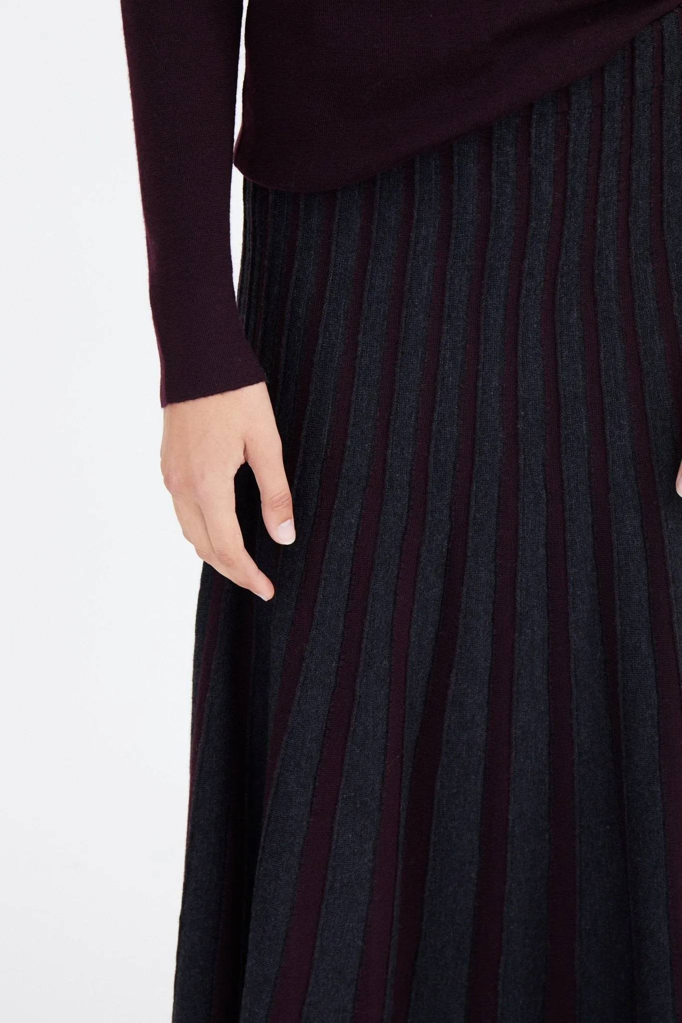 MADISON LONG PLEATED TWO-TONE SKIRT IN FINE MERINO KNIT